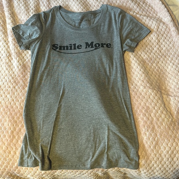NWOT Smile More T-shirt Gray - Picture 1 of 1